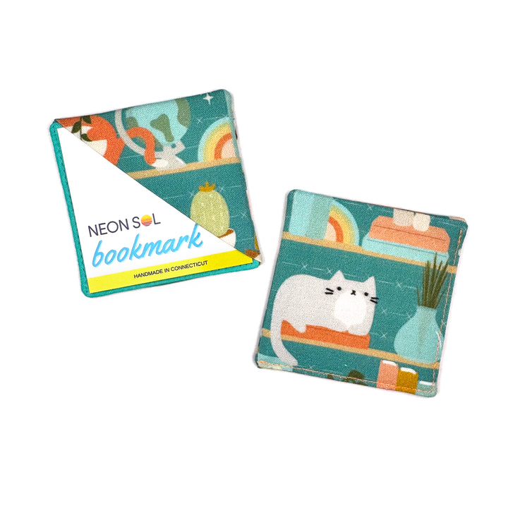 Corner Bookmark | cats on shelves
