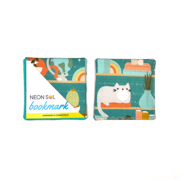 Corner Bookmark | cats on shelves
