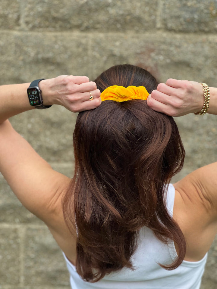 Luxe Velvet Scrunchie | mango